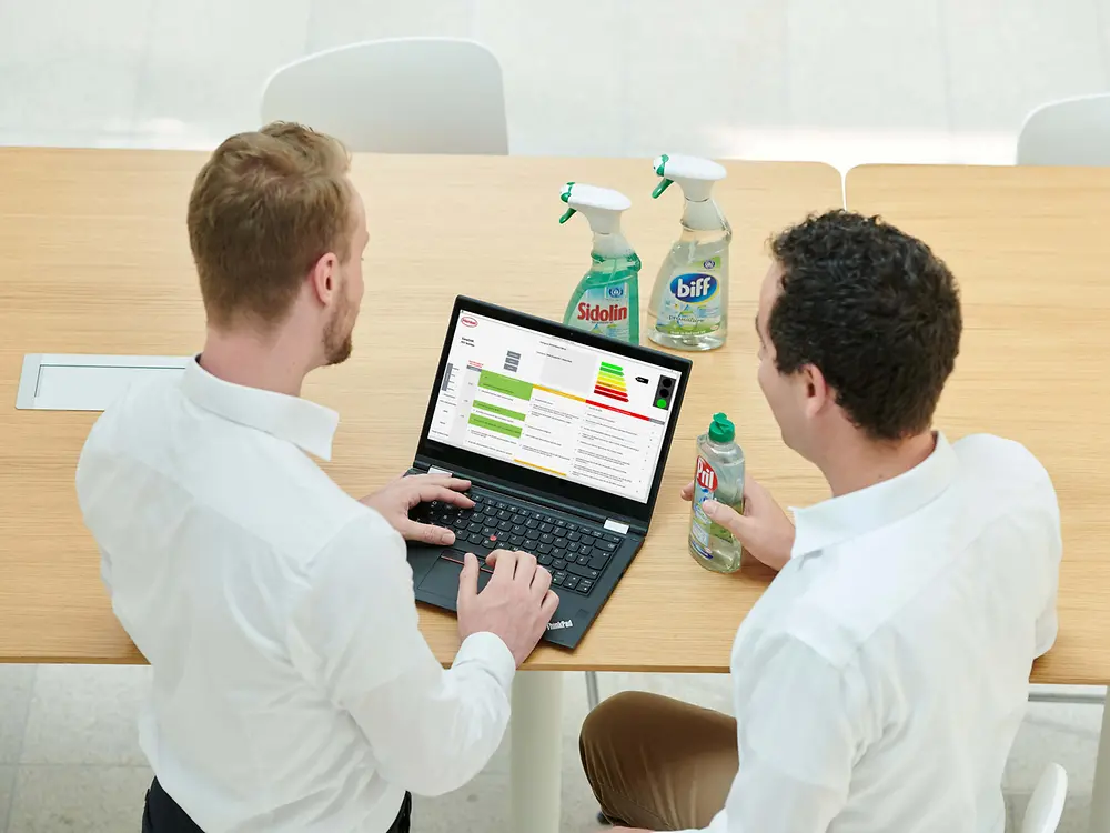 Two Henkel employees use the EasyD4R tool to evaluate the recyclability of ProNature product packaging