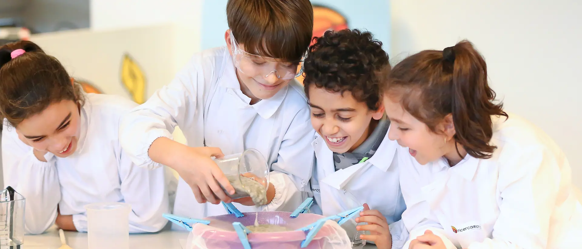Izobraževalni program Henkel Forscherwelt: 4 otroci izvajajo eksperiment