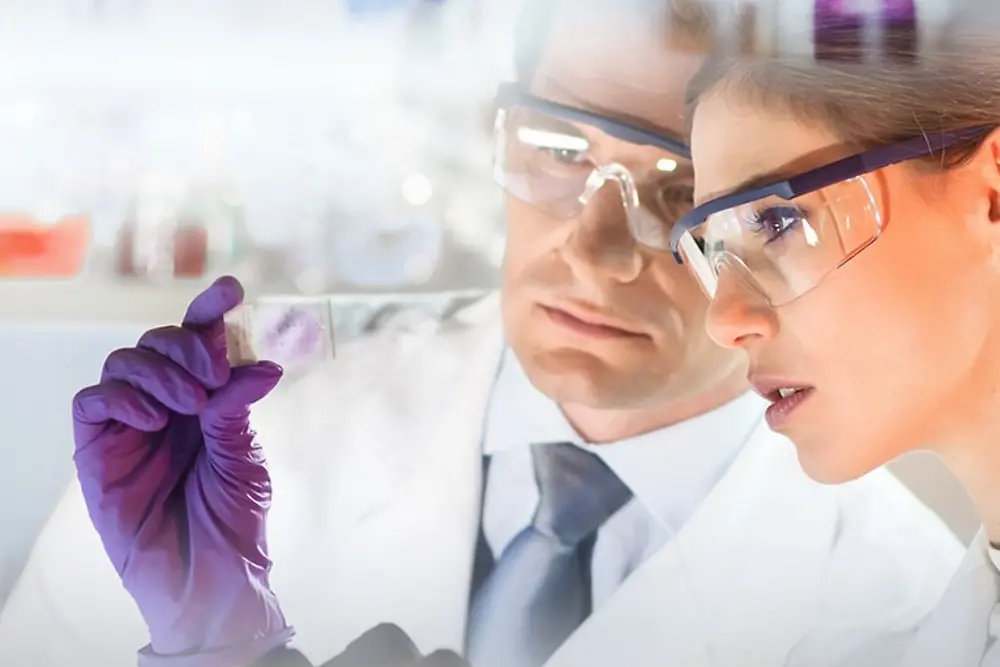 Obraza ženske in moškega, ki gledata vzorec v laboratoriju