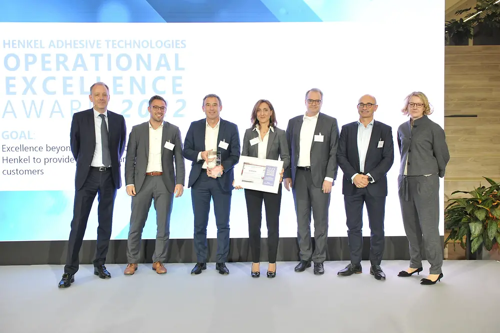 
Operational Excellence Award for Wacker (from left to right): Thomas Holenia, Corporate Vice President Purchasing at Henkel, Dr. Peter Gigler, Sustainability Corporate Director at Wacker, Enric Santos, Corporate Key Account Manager at Wacker, Ilaria Brillarelli, Vice President Polymers EMEA-LATAM at Wacker, Dr. Wolfgang Schattenmann, Vice President Sealants and Hybrids at Wacker, Dr. Robert Gnann, President of Silicones at Wacker and Ann-Kristin Erkens, Corporate Senior Vice President Financial and Business Controlling at Henkel Adhesive Technologies