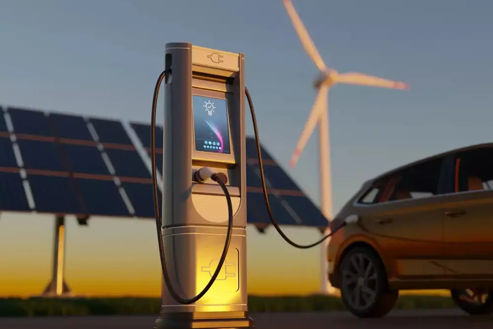 Polnilna postaja za električna vozila s sončnimi paneli in vetrnimi turbinami v ozadju.