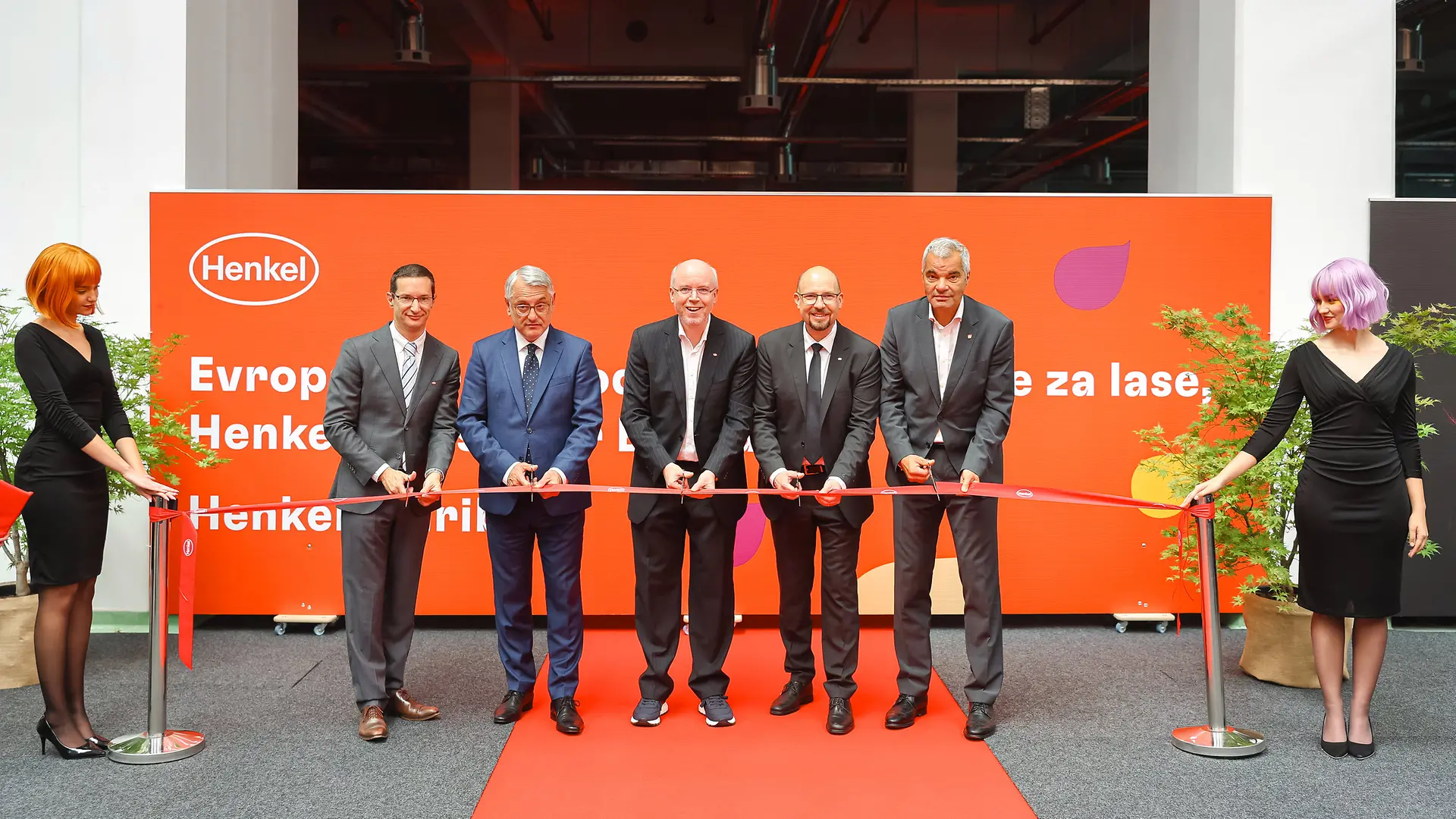 Slovesnost ob prerezu traku ob odprtju novega Evropskega centra odličnosti za barve za lase v Mariboru: Patrick Delsol, podpredsednik za regionalne operacije dobavne verige za Evropo pri Henklu, Matjaž Han, minister za gospodarstvo, turizem in šport, Dirk Holbach, podpredsednik za globalno dobavno verigo pri Henklu, Gregor Majcen, direktor družbe Henkel Maribor in Saša Arsenovič, župan Maribora
