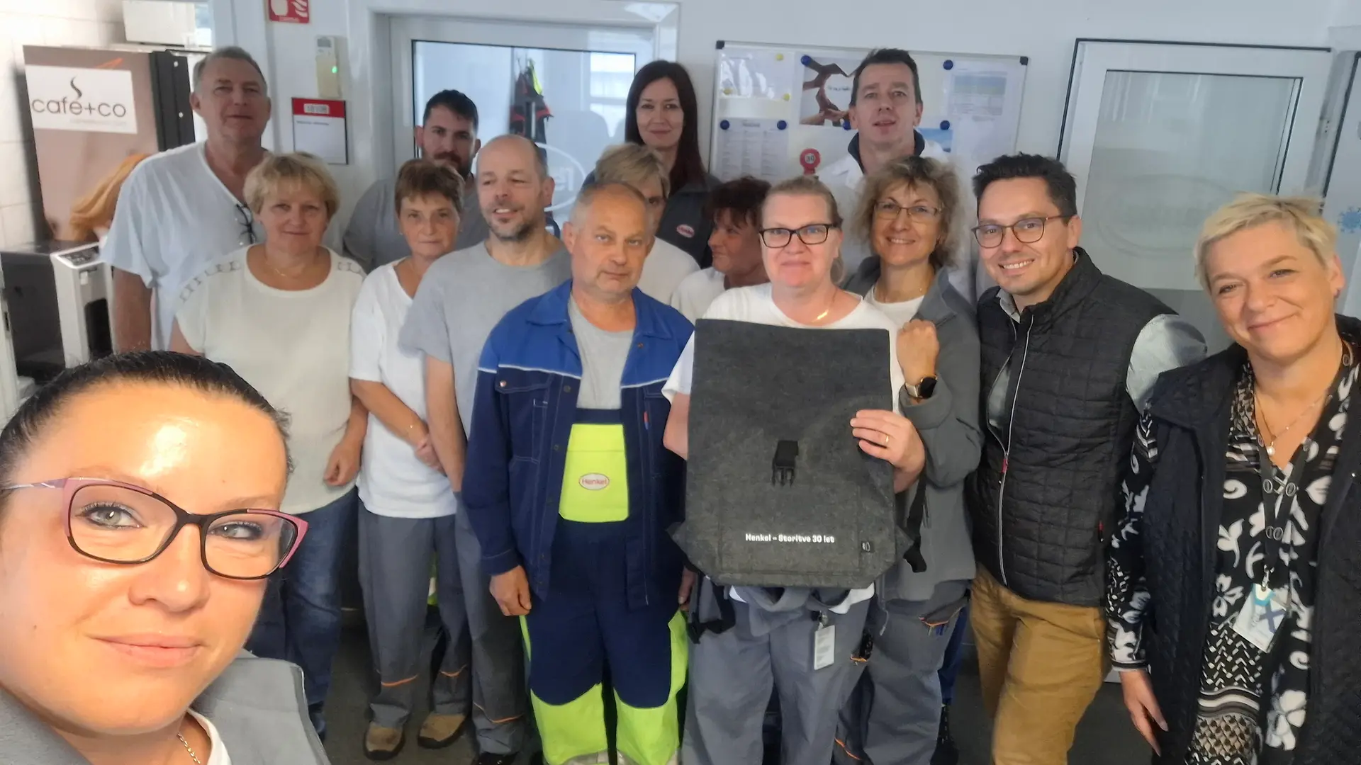 Fotografija zaposlenih, posneta med praznovanjem 30 let poslovanja